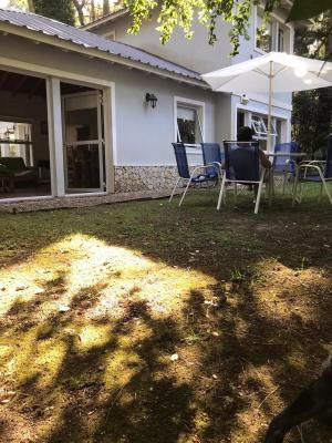 Casa en alquiler en Pinamar. 5 ambientes, 3 baños y capacidad de 5 a 6 personas. 