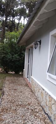 Casa en alquiler en Pinamar. 5 ambientes, 3 baños y capacidad de 5 a 6 personas. 