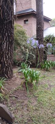 Casa en alquiler en Pinamar. 5 ambientes, 3 baños y capacidad de 5 a 6 personas. 