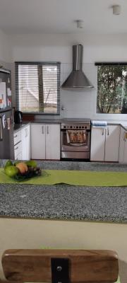 Casa en alquiler en Pinamar. 5 ambientes, 3 baños y capacidad de 5 a 6 personas. 