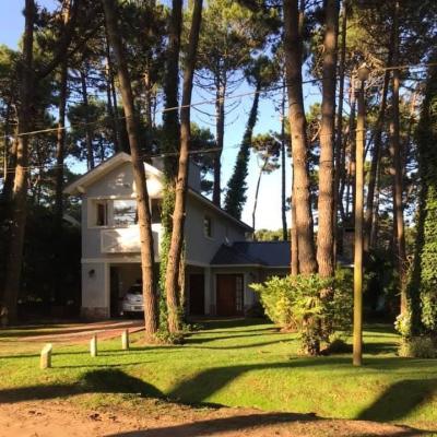 Casa en alquiler en Pinamar. 5 ambientes, 3 baños y capacidad de 5 a 6 personas. 