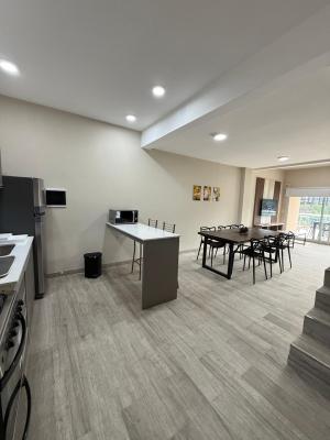 Departamento en alquiler en Pinamar. 4 ambientes, 3 baños y capacidad de 6 a 8 personas. 