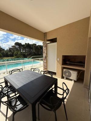 Departamento en alquiler en Pinamar. 4 ambientes, 3 baños y capacidad de 6 a 8 personas. 