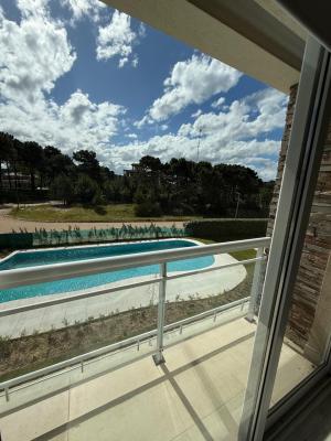 Departamento en alquiler en Pinamar. 4 ambientes, 3 baños y capacidad de 6 a 8 personas. 