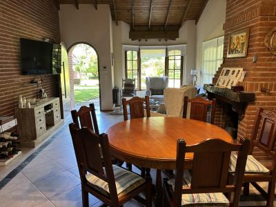 Departamento en alquiler en Pinamar. 4 ambientes, 2 baños y capacidad 1 personas. 