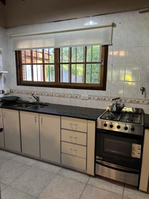 Departamento en alquiler en Pinamar. 4 ambientes, 2 baños y capacidad 1 personas. 