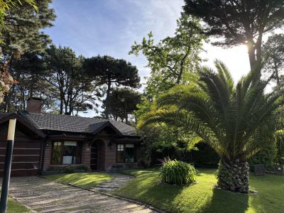 Casa en alquiler en Pinamar. 4 ambientes, 2 baños y capacidad de 2 a 6 personas. 