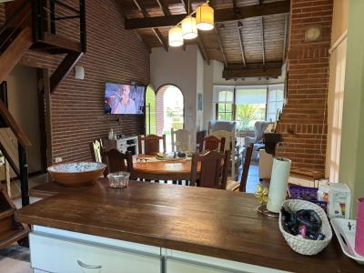 Casa en alquiler en Pinamar. 4 ambientes, 2 baños y capacidad de 2 a 6 personas. 