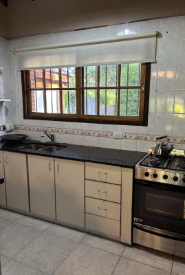 Casa en alquiler en Pinamar. 4 ambientes, 2 baños y capacidad de 2 a 6 personas. 