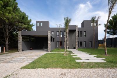 Casa en alquiler en Pinamar. 8 ambientes, 6 baños y capacidad de 6 a 12 personas. 