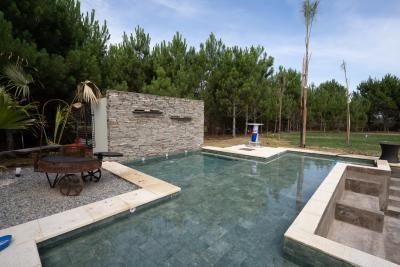 Casa en alquiler en Pinamar. 8 ambientes, 6 baños y capacidad de 6 a 12 personas. 