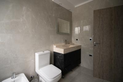 Casa en alquiler en Pinamar. 8 ambientes, 6 baños y capacidad de 6 a 12 personas. 