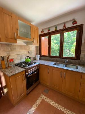 Casa en alquiler en Pinamar. 6 ambientes, 3 baños y capacidad de 2 a 7 personas. 