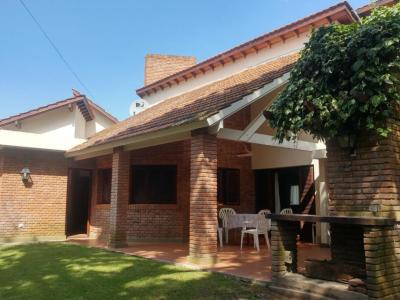 Casa en alquiler en Pinamar. 6 ambientes, 3 baños y capacidad de 2 a 7 personas. 
