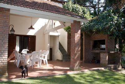 Casa en alquiler en Pinamar. 6 ambientes, 3 baños y capacidad de 2 a 7 personas. 