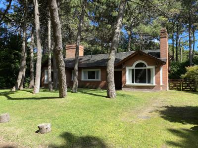 Casa en alquiler en Pinamar. 4 ambientes, 2 completos baños y capacidad de 1 a 6 personas. 