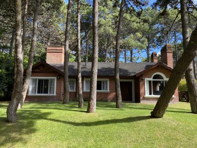Casa en alquiler en Pinamar. 4 ambientes, 2 completos baños y capacidad de 1 a 6 personas. 