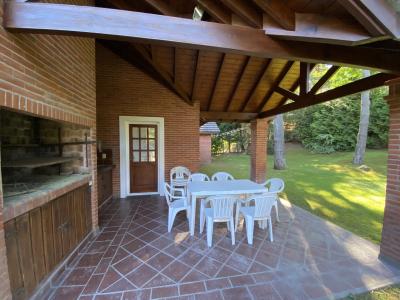 Casa en alquiler en Pinamar. 4 ambientes, 2 completos baños y capacidad de 1 a 6 personas. 