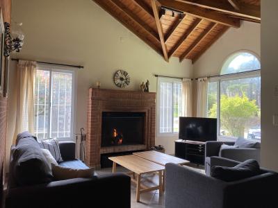 Casa en alquiler en Pinamar. 4 ambientes, 2 completos baños y capacidad de 1 a 6 personas. 